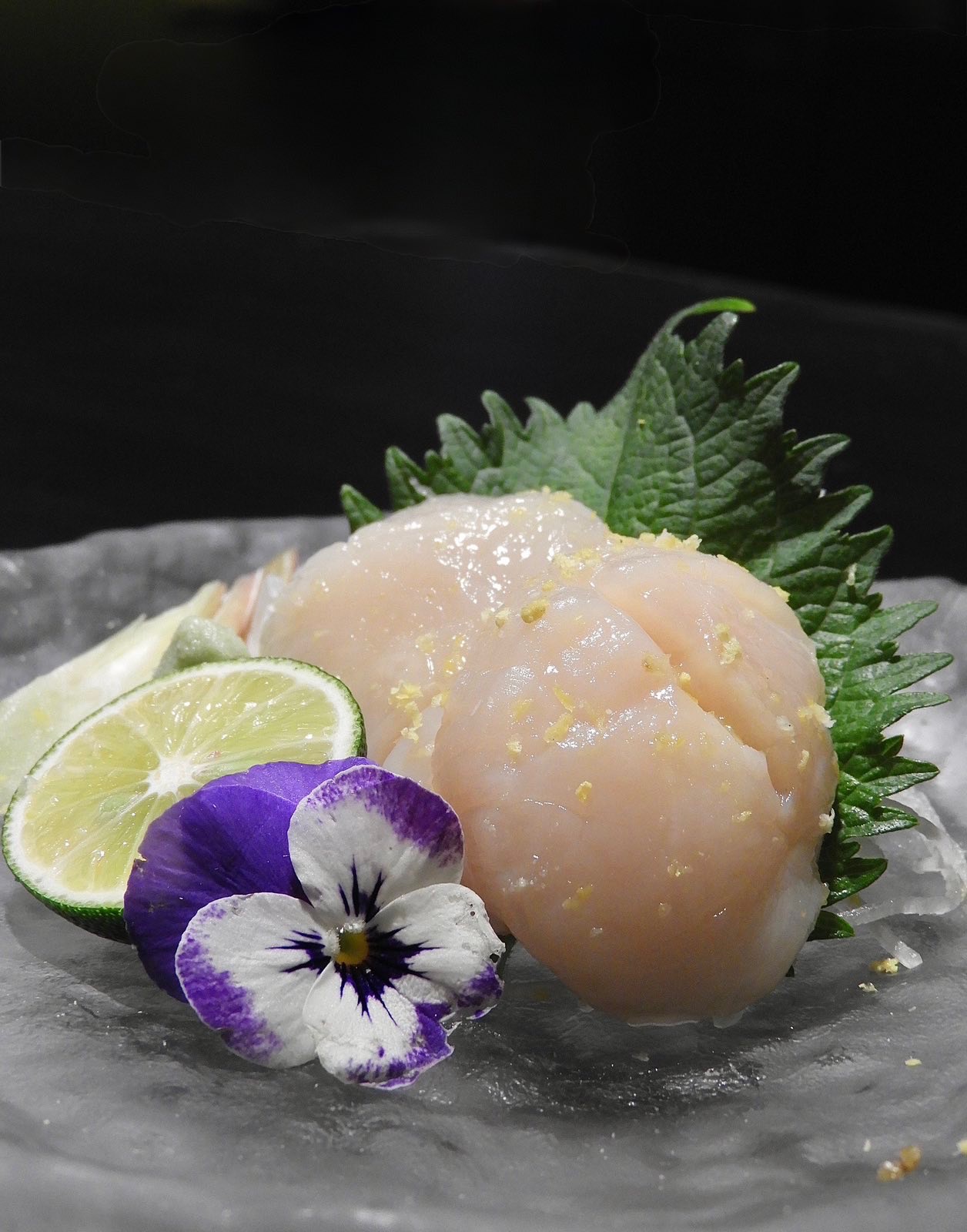 Sashimi sò điệp với chanh, lá tía tô và hoa ăn được.