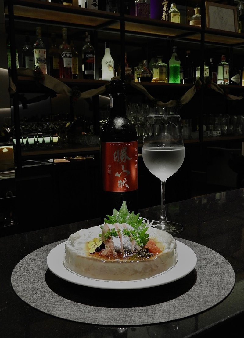 Sake Katsuyama và một ly sake bên món omakase tại Kasen.