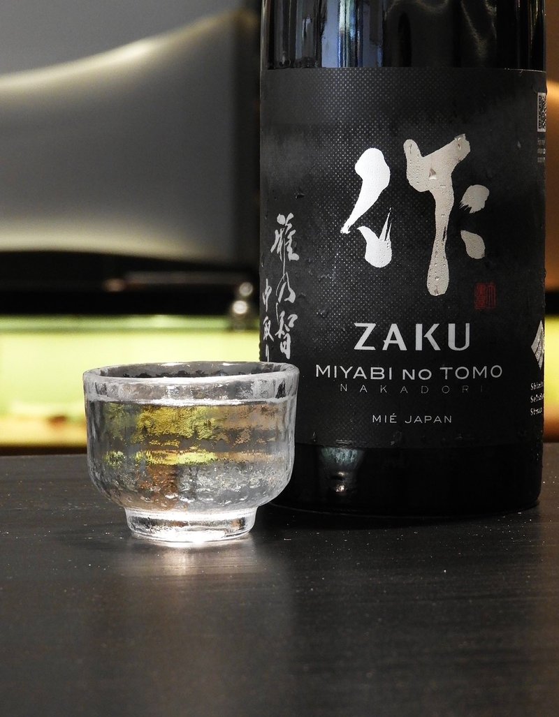 Sake Zaku Miyabi no Tomo Nakadori bên ly thủy tinh tại Kasen.